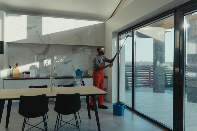 Mantenimiento de Ventanas, Canceles y Puertas de Vidrio: Guía Completa
