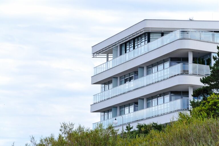 Vidrio templado para balcones: seguridad, estética y sostenibilidad